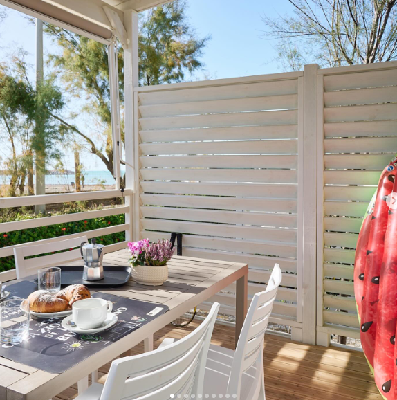 Veranda di un bungalow del villaggio con colazione vista mare in Calabria
