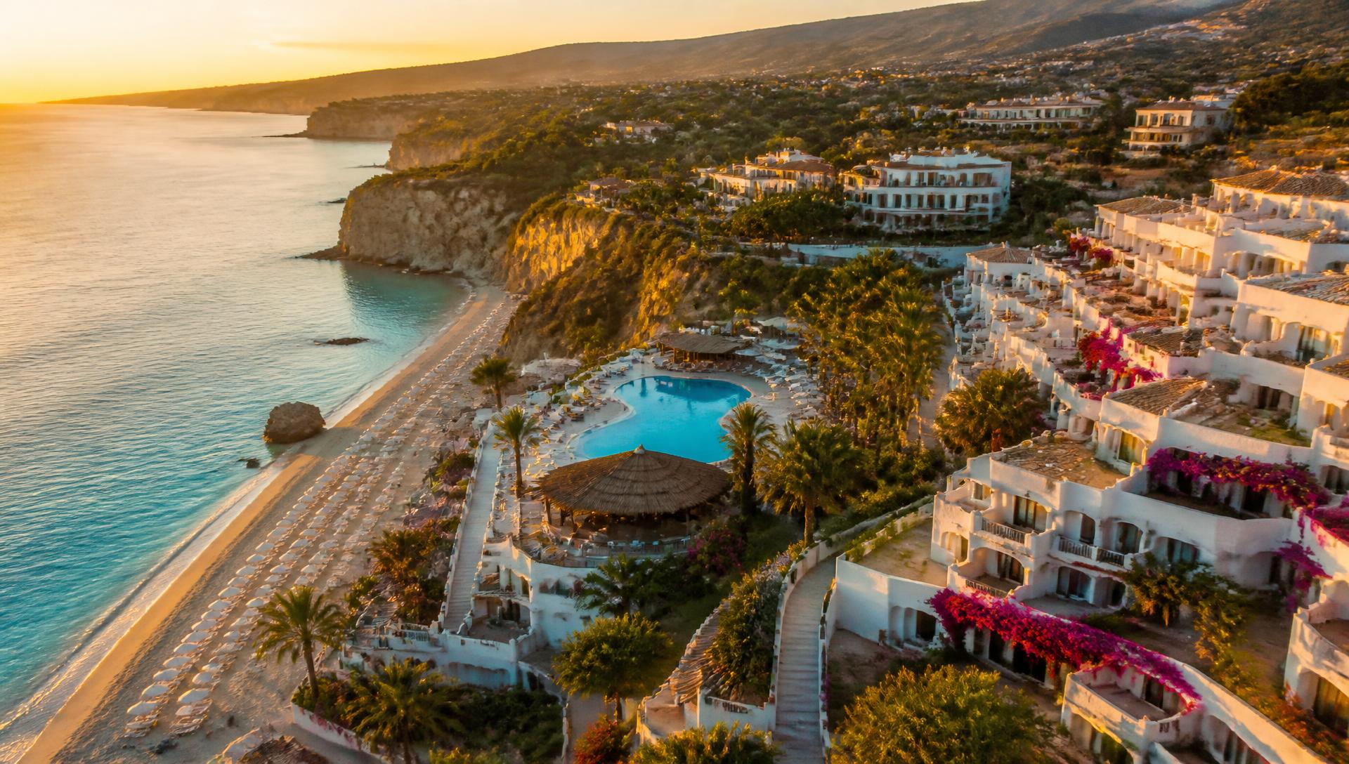 Vista aerea del villaggio turistico sul mare della Calabria al tramonto